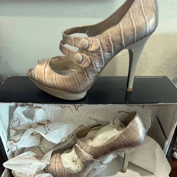 Carlos Santana Platform, Size 6M Peep-toe heels - Picture 1 of 7